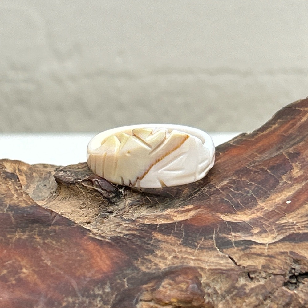 Carved Shell Ring Of A Bird White Cream Beige Size 7.75